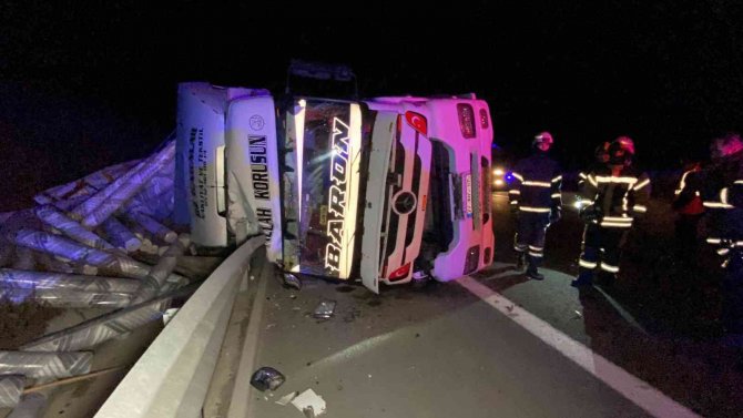 Bariyerlere Çarpıp Devrilen Tır 70 Metre Sürüklendi : 1 Yaralı