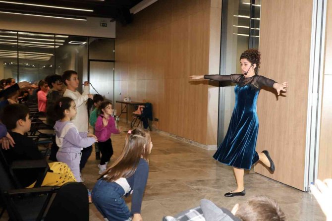 Çocuklar Sanat Ve Eğlence Atölyelerinde