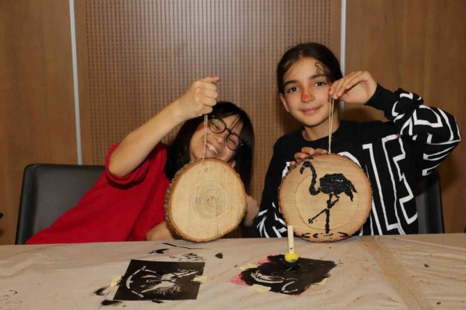 Çocuklar Sanat Ve Eğlence Atölyelerinde