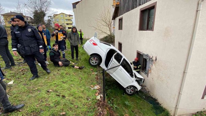 Otomobil Önce Binanın Duvarına Çarptı, Sonra Bahçeye Düştü: 3 Yaralı