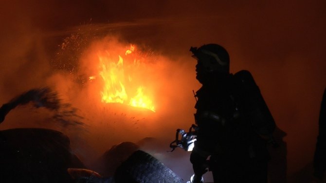 Açık Alanda Depolanan Lastikler Alev Alev Yandı