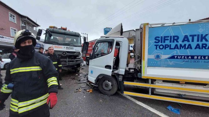 Beton Pompası İle Kamyon Kafa Kafaya Çarpıştı:1 Yaralı
