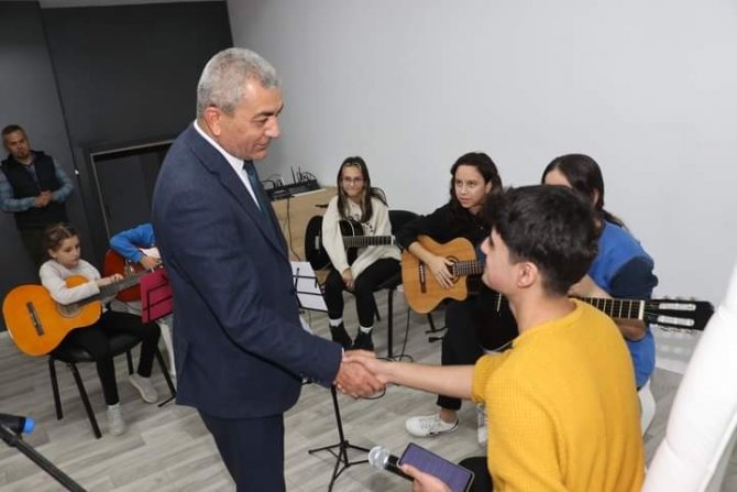 Başkan Kaplan, Gitar Kursu Öğrencileri İle Bir Araya Geldi