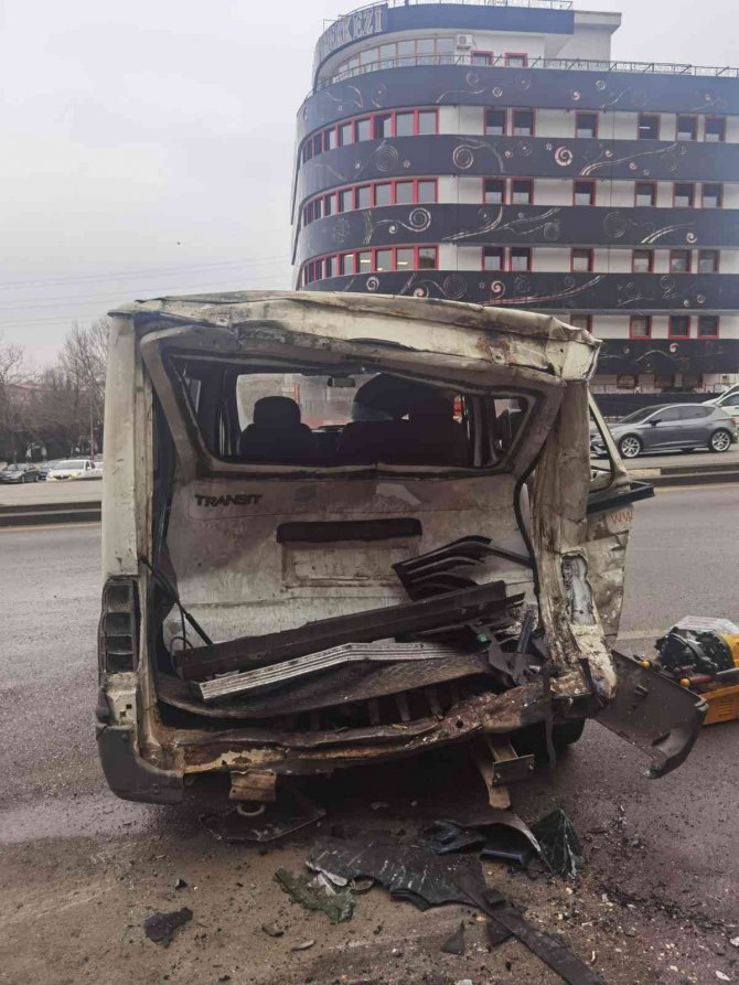Kontrolden Çıkan Minibüs Park Halindeki 4 Aracı Biçti