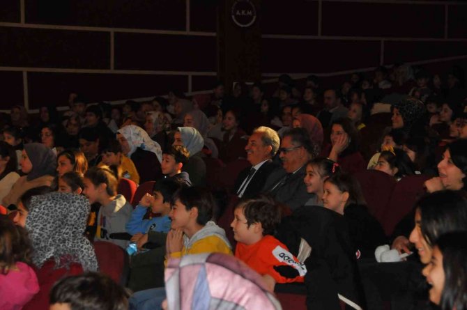 Akşehir’de Çocuklar Tiyatroyla Buluştu