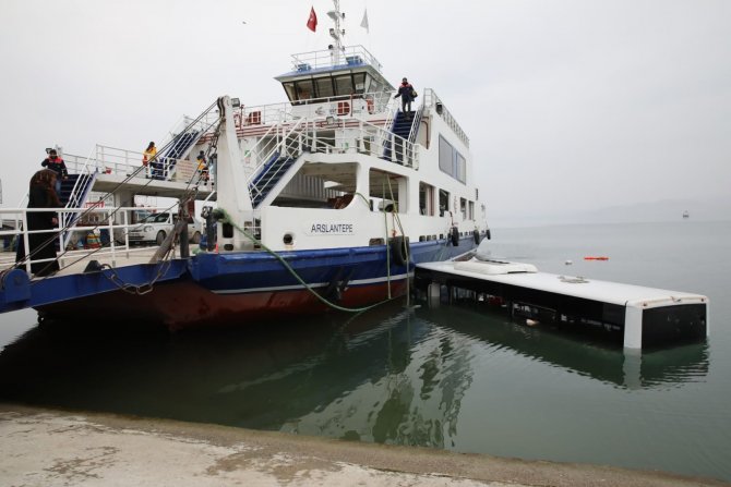 Malatya’da Belediye Otobüsü Baraj Gölüne Uçtu: 3 Yaralı