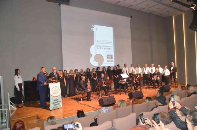 Mersin’de ’Şarkılar Bizi Söyler Biz De Şarkı Söyleriz’ Konseri