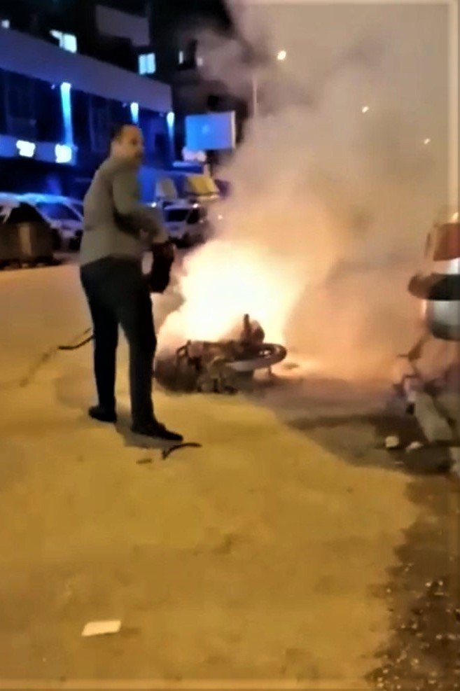 Motosiklet Sokak Ortasında Alev Alev Yandı
