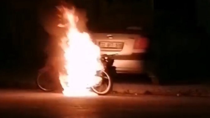 Motosiklet Sokak Ortasında Alev Alev Yandı