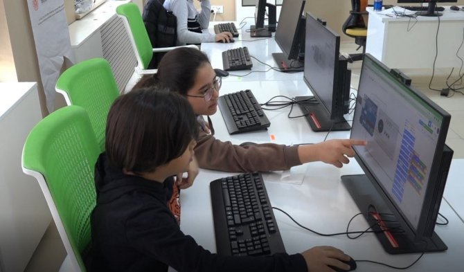 Öğrenciler, Kış Okulu’nda Hem Öğreniyor, Hem Eğleniyorlar