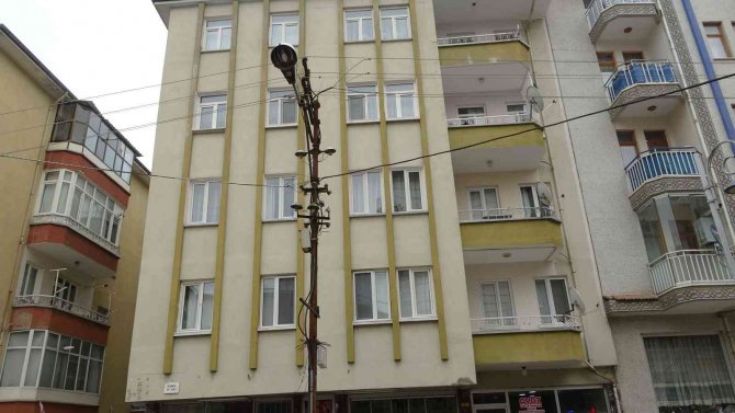 Polis Camı Kırıp Hayat Kurtardı
