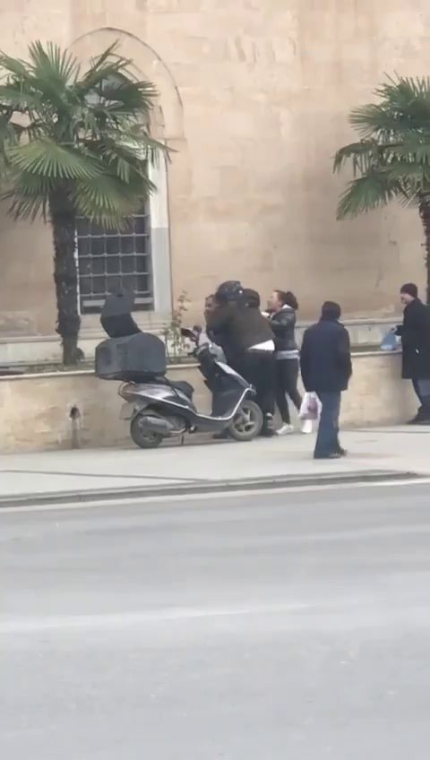 Motokurye İle Vatandaşın Kavgasında Yumruklar Havada Uçuştu