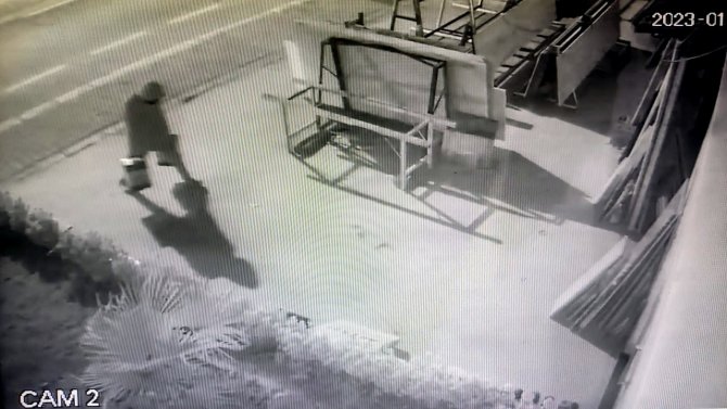 Litrelerce Motor Ve Zeytinyağı Çaldı, Güvenlik Kamerasına Yakalandı