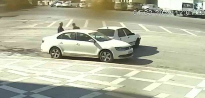 El Freni Çekilmeyen Otomobil Kazaya Neden Oldu