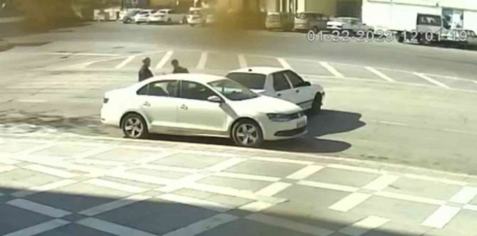 El Freni Çekilmeyen Otomobil Kazaya Neden Oldu