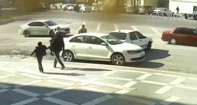 El Freni Çekilmeyen Otomobil Kazaya Neden Oldu
