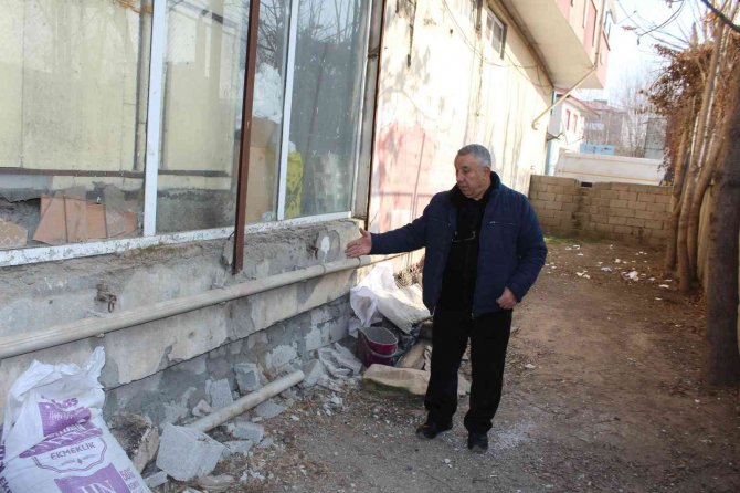 Iğdır’da Gündüz Vakti Hırsızlık: Söktüğü Camın Çerçevesini Kendi Malı Gibi Götürdü