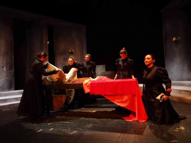 “Bernarda Alba’nın Evi” Adlı Tiyatro Oyunu Sdt’de Sahnelenecek