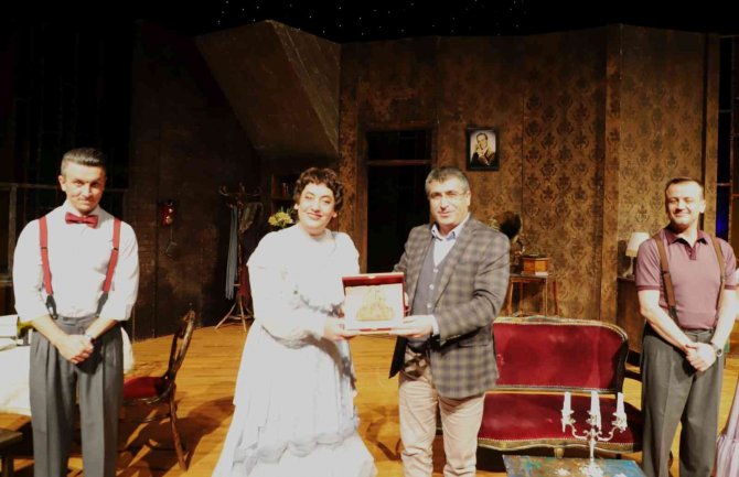 “Sırça Kümes” Tiyatro Oyunu Nevü’de Sahnelendi