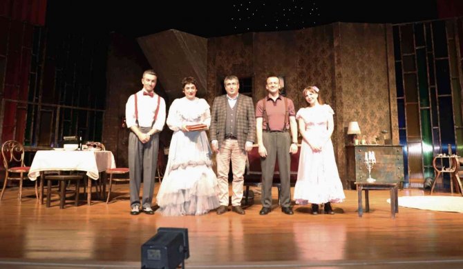 “Sırça Kümes” Tiyatro Oyunu Nevü’de Sahnelendi