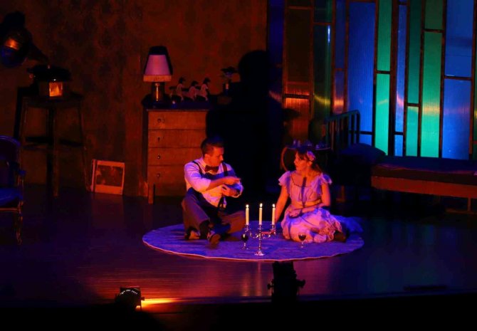 “Sırça Kümes” Tiyatro Oyunu Nevü’de Sahnelendi