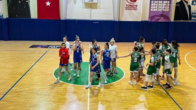 İ̇zmit Perileri Kıyasıya Mücadelede Liderliğe Yükseldi