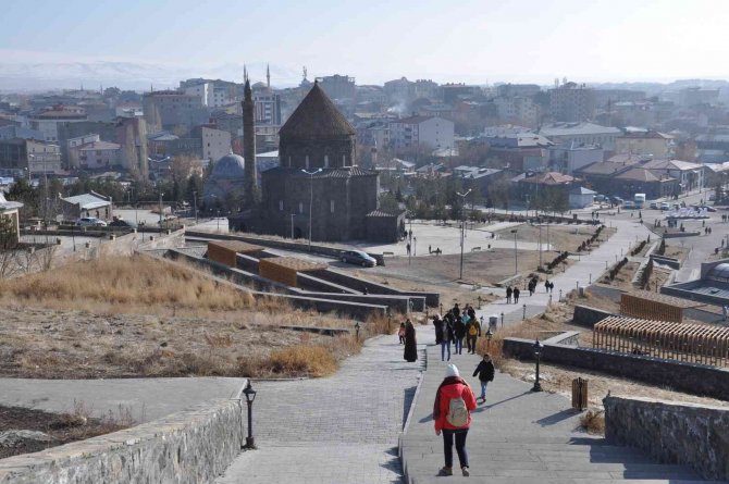 Kars Vadisi Yerli Ve Yabancı Turistlerden Yoğun İlgi Görüyor