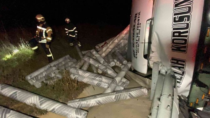 Bariyerlere Çarpıp Devrilen Tır 70 Metre Sürüklendi : 1 Yaralı