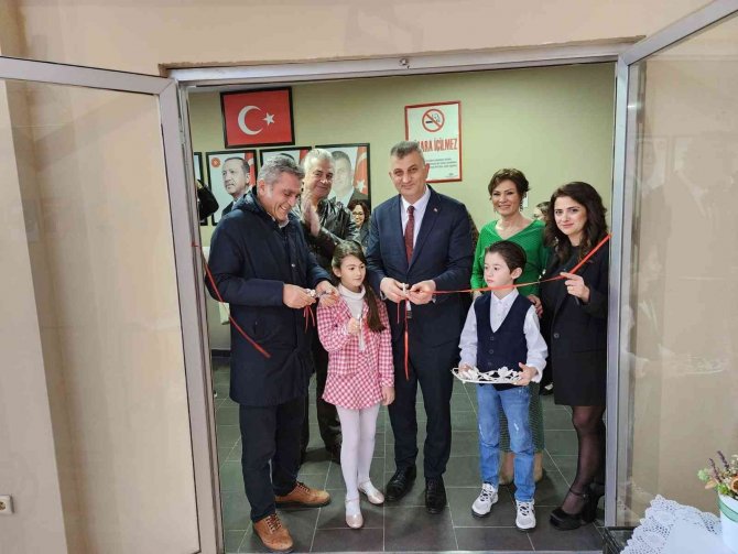 10 Yaşındaki Deren, Resim Sergisi Açtı