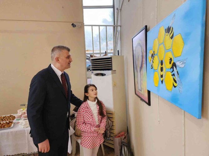 10 Yaşındaki Deren, Resim Sergisi Açtı