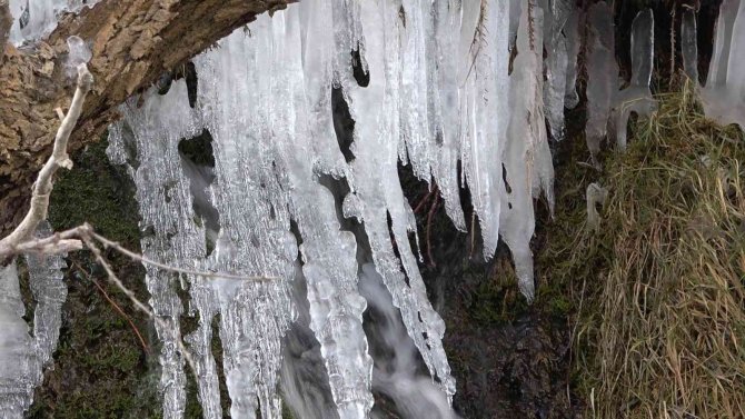 Arpet Şelalesi Kısmen Buz Tuttu