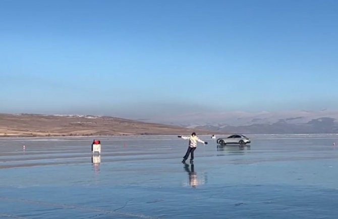 Çıldır Gölü’nde Buz Patencileri İle Otomobilin Performansı