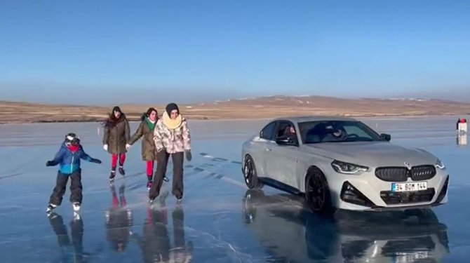 Çıldır Gölü’nde Buz Patencileri İle Otomobilin Performansı