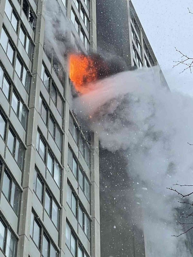 Abd’de 25 Katlı Binada Yangın: 1 Ölü, 8 Yaralı