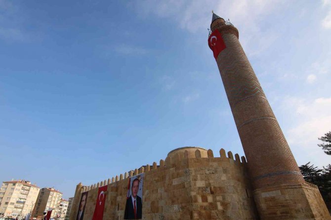 Devrinin Fakültesi Olan Cacabey Medresesi 5 Yıl Sonra İbadete Açıldı