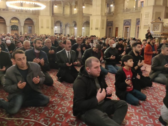 Adana’da Regaib Kandili’nde Camiler Dolup Taştı