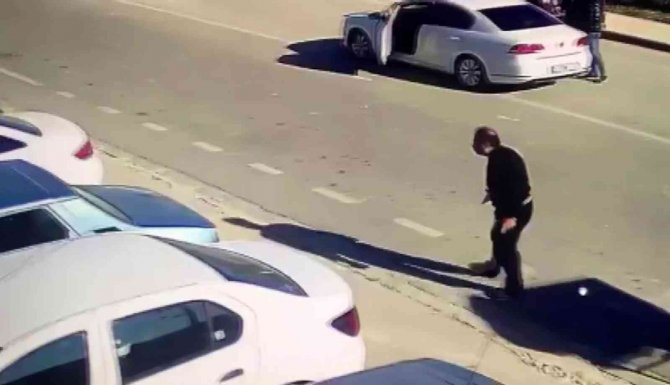 Köpekler Saldırdı, Motordan İnen Şahıs Hayvanlara Kızarak Kovaladı