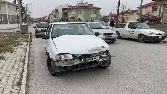 Kontrolden Çıkan Tofaş Evin Bahçe Duvarını Böyle Yıktı
