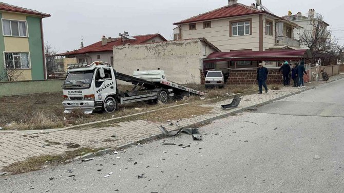 Kontrolden Çıkan Tofaş Evin Bahçe Duvarını Böyle Yıktı
