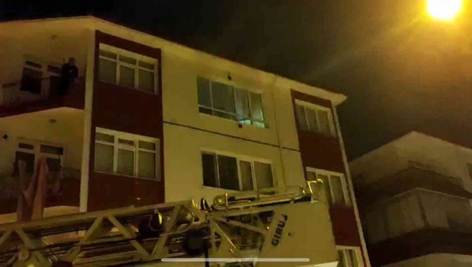 Psikolojik Rahatsızlığı Olan Kişi Ailesinin Evini Ateşe Verdi