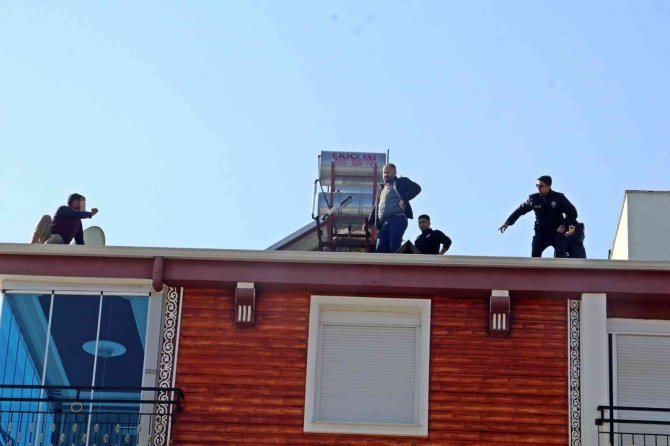 Çatıya Çıkıp Ecel Terleri Döktüren Adama Babasının Tek Kelimesi Yetti