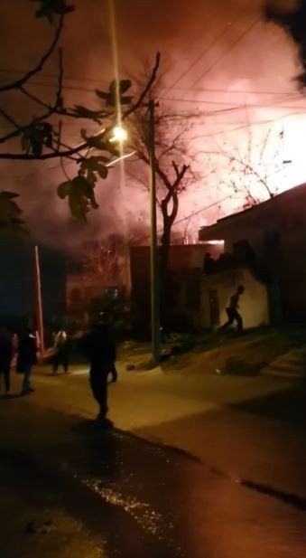 Gecekondu Yangını Geceyi Aydınlattı