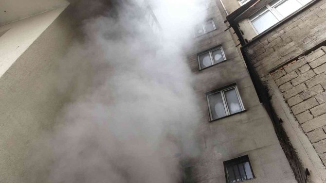Apartmanda Çıkan Yangında 3 Kişi Dumandan Etkilendi