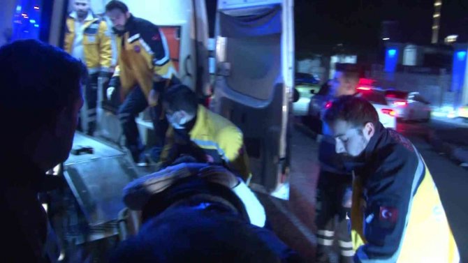 Virajı Alamayan Dolmuş Şoförü 2 Araca Çarptı: 4 Yaralı