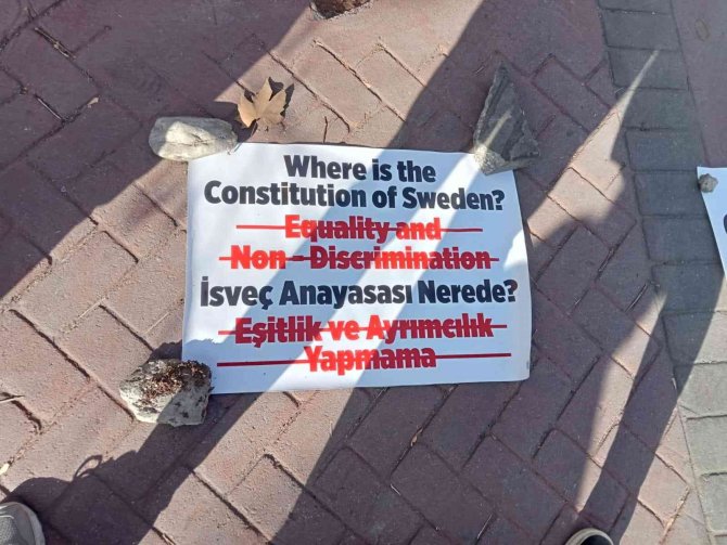 Başkentte Bir Vatandaş, İ̇sveç Büyükelçiliği Önün Gelerek Kur’an’ın Yakılmasına Ve Terörün Desteklenmesine Tepki Gösterdi