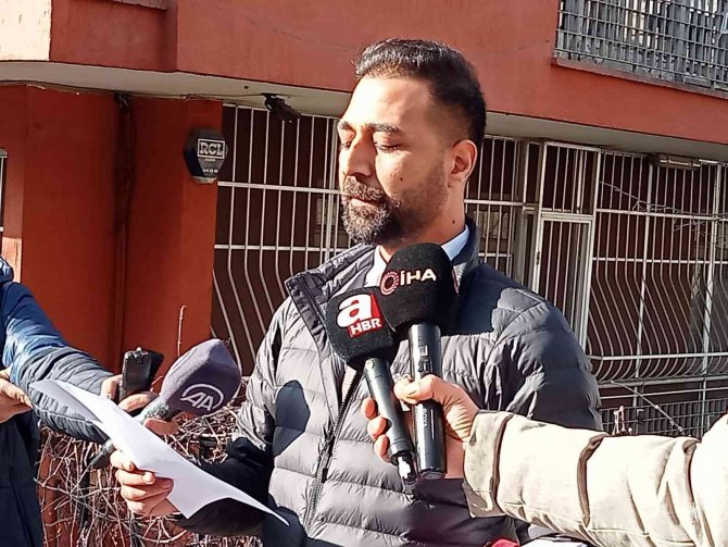 Başkentte Bir Vatandaş, İ̇sveç Büyükelçiliği Önün Gelerek Kur’an’ın Yakılmasına Ve Terörün Desteklenmesine Tepki Gösterdi
