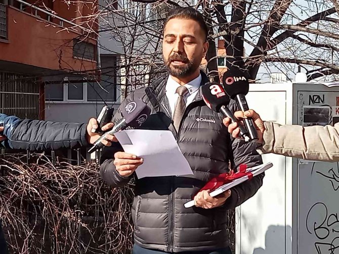 Başkentte Bir Vatandaş, İ̇sveç Büyükelçiliği Önün Gelerek Kur’an’ın Yakılmasına Ve Terörün Desteklenmesine Tepki Gösterdi