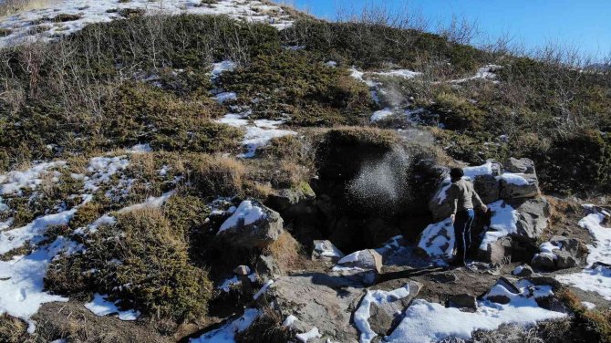 Nemrut’un Yazın Kuruyan “Buhar Bacaları” Kışın Yeniden Aktifleşti