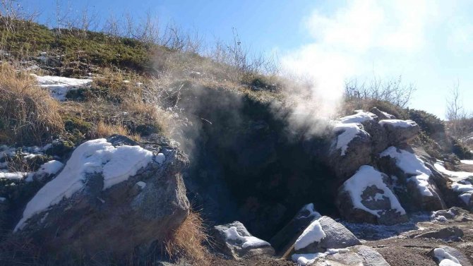 Nemrut’un Yazın Kuruyan “Buhar Bacaları” Kışın Yeniden Aktifleşti