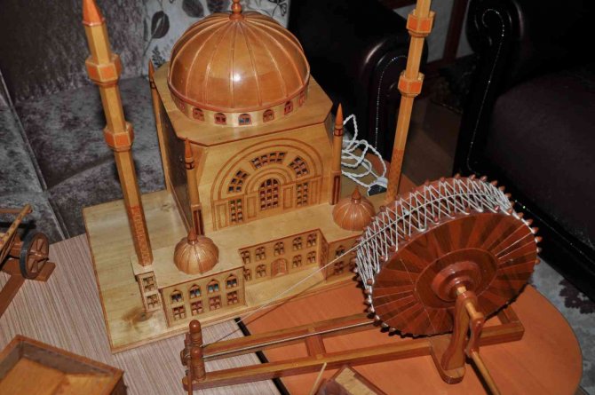 Ahşabı Sabırla İşleyerek Sanat Eserine Dönüştürüyor